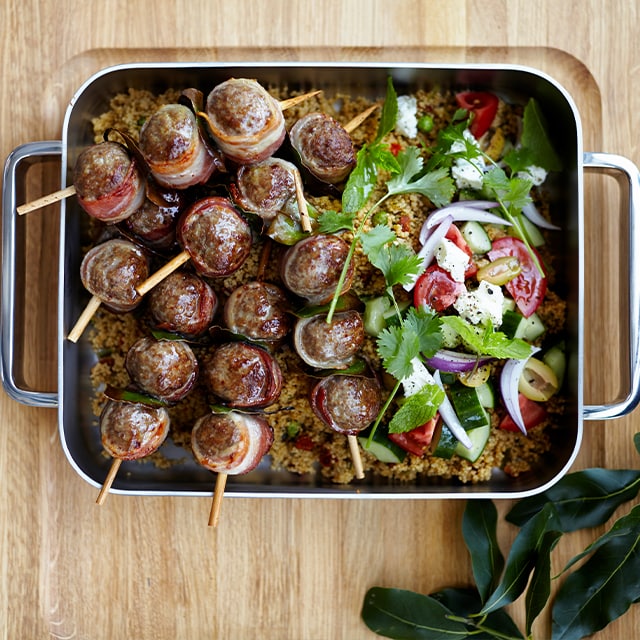 Gehaktspiesjes met couscous en Griekse salade